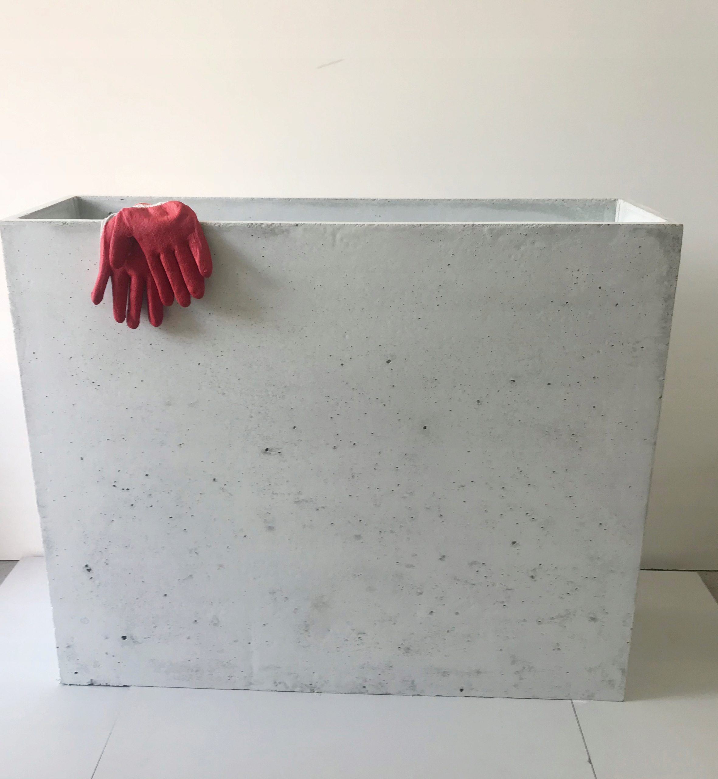 Betónový kvetináč 100 × 30 × 70, tmavosivý impregnovaný